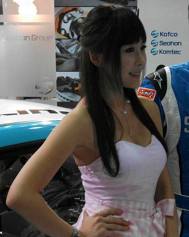 3076546536_VAuXo4nU_2011+seoul+motors+shwo+686.jpg
